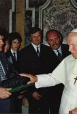 Jan Paweł II otrzymuje szkatułę węglową przedstawiającą upadek Chrystusa podczas Drogi Krzyżowej